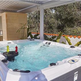 3 bedroom villa with infinity pool, jacuzzi & sauna, Castellammare del Golfo, sleeps 6